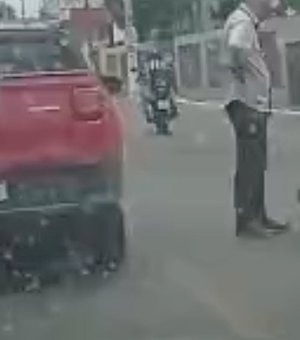 Acidente entre carro de empresa de telecomunicações e moto deixa ferido em Arapiraca