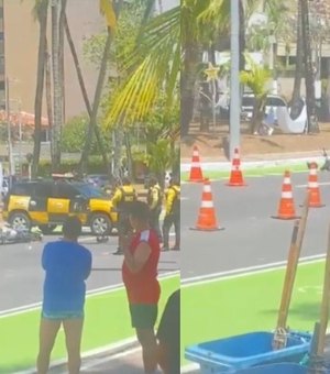 [Vídeo] Homem joga capacete e dá chutes em moto após ter veículo recolhido em Maceió