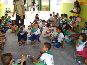 Crianças comem no chão por falta de estrutura em escola