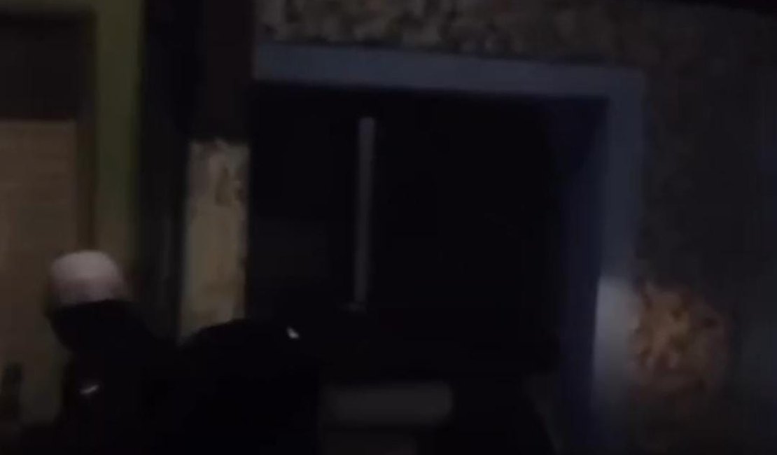Motoboys derrubam portão da casa de protetora de animais acusada de ameaça em Arapiraca