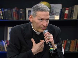 'Bendito empurrão': padre Marcelo Rossi diz ver novo sentido à vida
