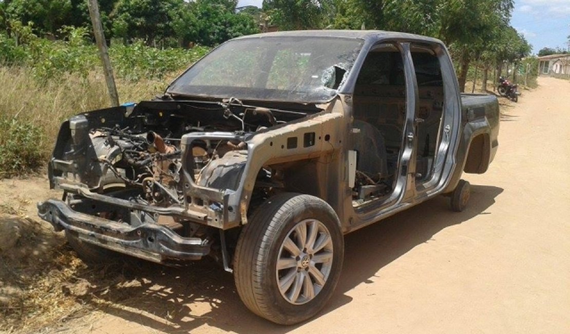 Carcaça de caminhonete é abandonada na zona rural de Feira Grande