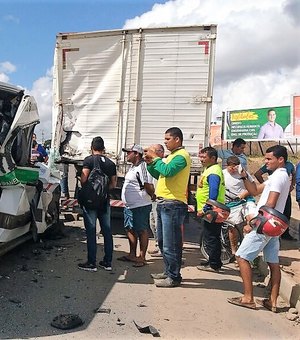 Criança é atingida durante acidente com veículo de transporte complementar em Arapiraca