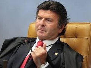 Maioria do STF valida indulto natalino de 2017; Fux pede vista