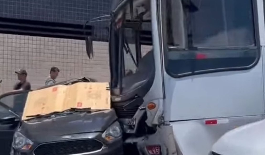 [Vídeo] Carro é atingido por ônibus e condutora fica presa às ferragens na ladeira da Rotary