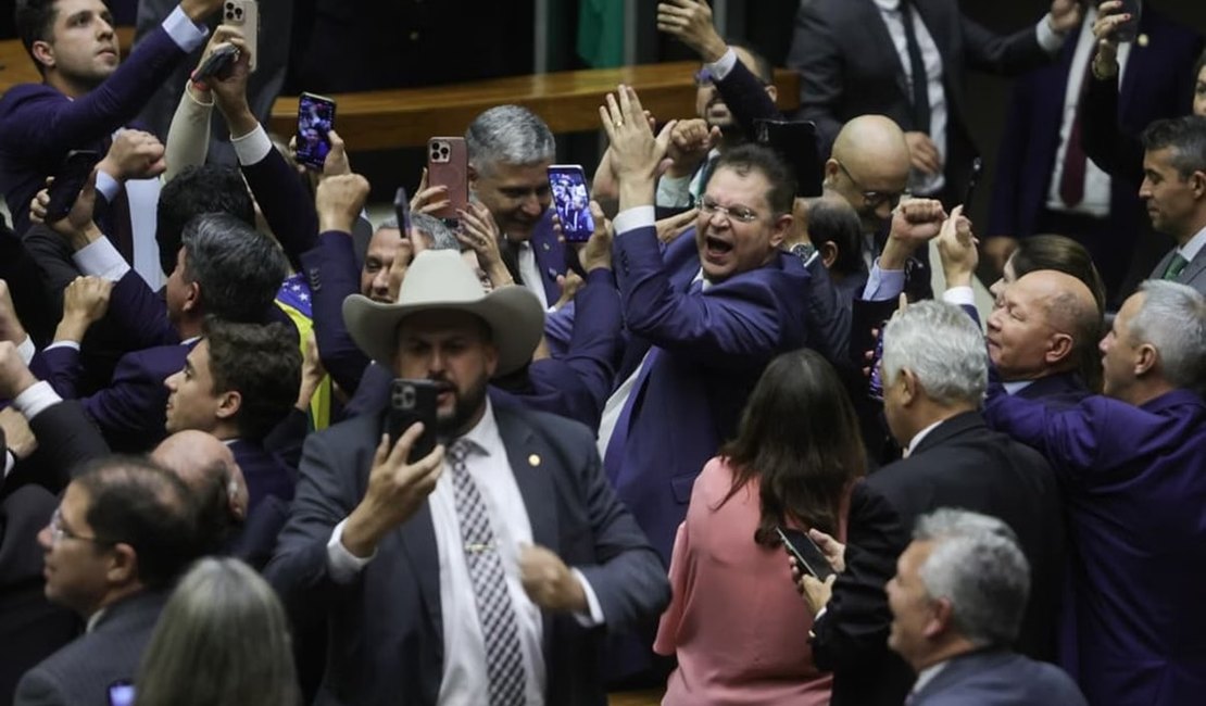 Câmara aprova urgência para análise de anistia aos presos do 8 de Janeiro; deputados de Alagoas divergem