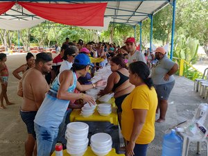 Pessoas em situação de rua participam de ação de Natal em Maceió