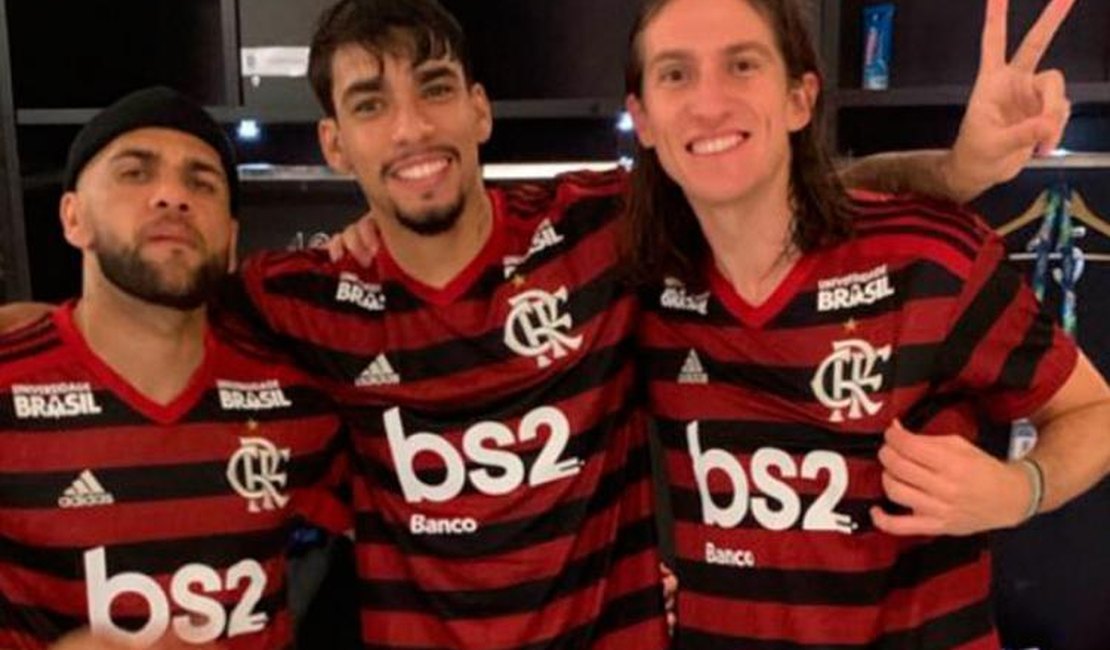 Dani Alves, Filipe Luís e Paquetá vestem camisa do Flamengo após título