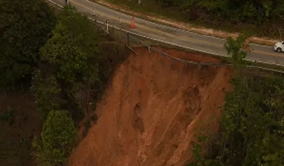 [Vídeo] Rodovia é interditada após deslizamento de barreira no Pilar