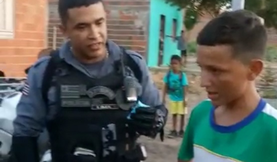 [Vídeo] Garoto humilhado por estar trabalhando recebe apoio de policiais militares 