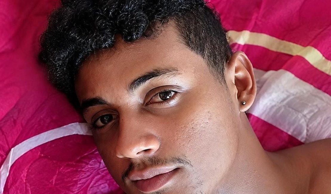 Homem é assassinado em bar na feira livre de Delmiro; suspeito foi preso