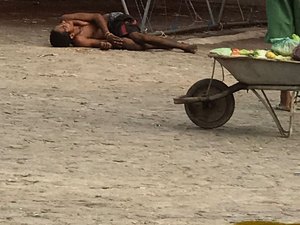 [Vídeo] Homem em situação de rua é espancado no Mercado da Produção