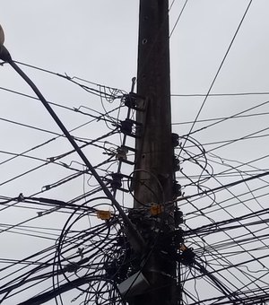 Arapiraca: População alerta para risco de fios se soltarem de poste 
