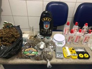 Homem é preso em flagrante enquanto embalava drogas para levar em festa eletrônica