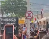 Mc Oruam sobe no teto de ônibus em frente ao presídio onde está Poze do Rodo