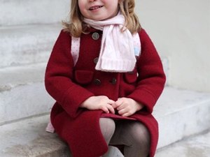 Princesa Charlotte e sua mãe Kate vão a banheiro de bar e causa na Inglaterra