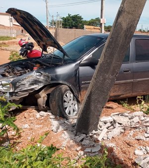Motorista passa mal, perde o controle da direção e colide com poste, em Arapiraca