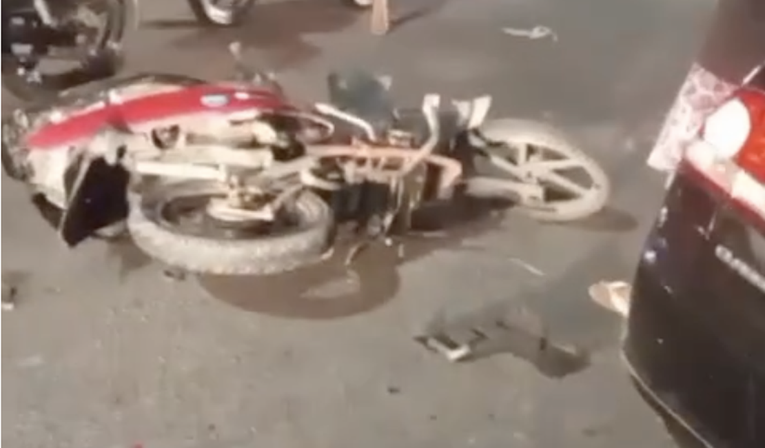 Motociclista fica ferido após colidir contra carro na Rota do Mar, em Maceió