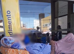 Idoso vai de maca ao banco para fazer 'prova de vida' do INSS