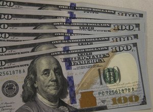 Dólar sobe a R$ 5,58; Ibovespa recua quase 1%