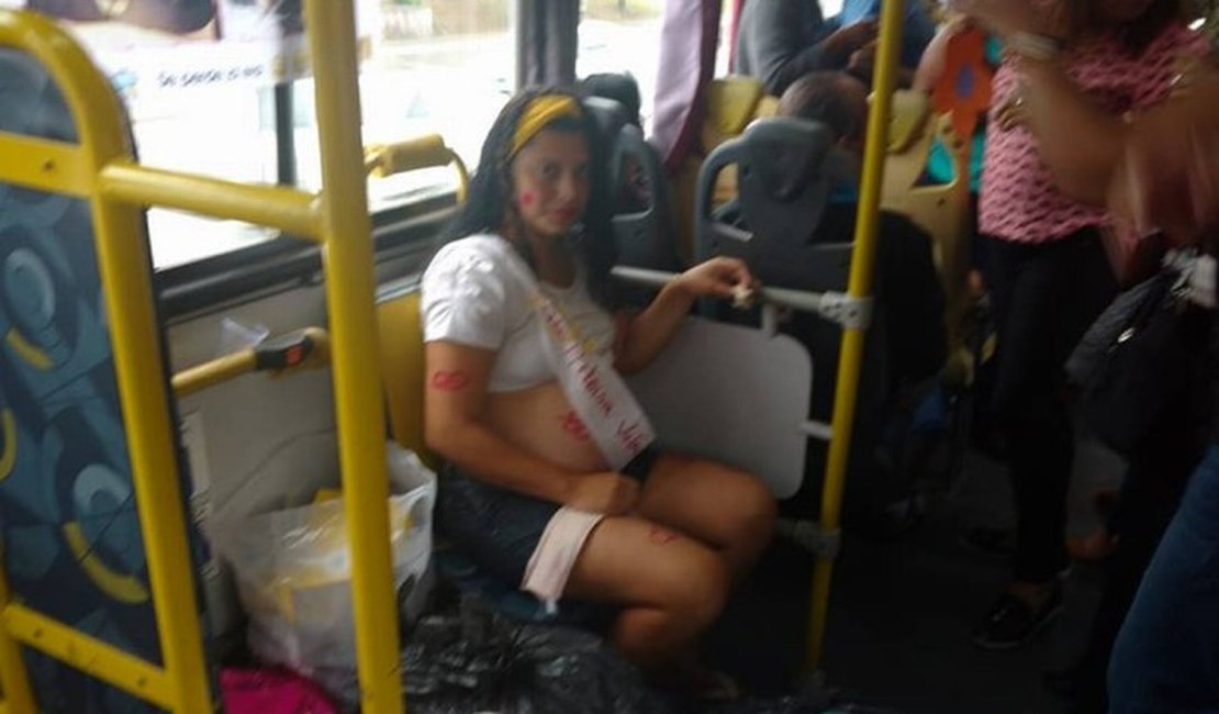 Passageiros fazem chá de fraldas em ônibus e emocionam ambulante grávida