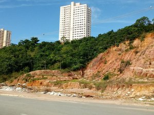 População volta a transformar área da Av. Pierre Chalita em lixão