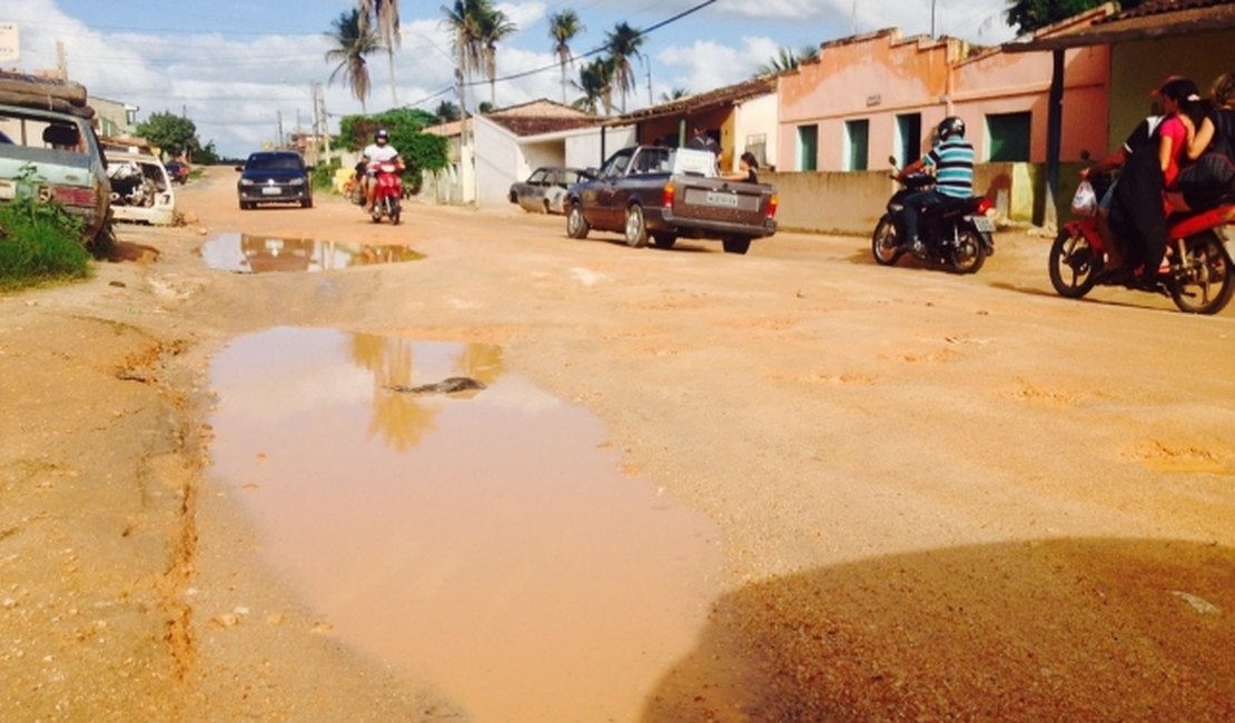 [VÍDEO] Moradores do bairro Canafístula sofrem com rua esburacada após chuvas