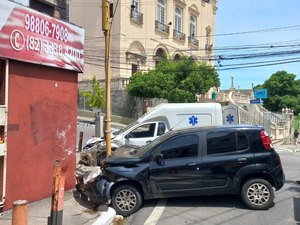Carro colide contra ambulância e deixa gestante ferida no Centro de Maceió