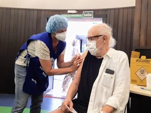 Ney Latorraca toma segunda dose da vacina contra a Covid-19