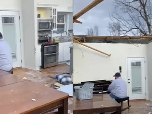 Homem toca piano em casa destruída por tornado nos EUA