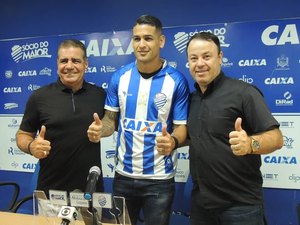 Matheus Lopes treina e é apresentado pelo CSA como reforço para o Campeonato Brasileiro