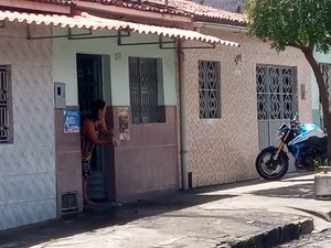 Bombeiros são acionados pra conter princípio de incêndio em uma residencia, em Arapiraca