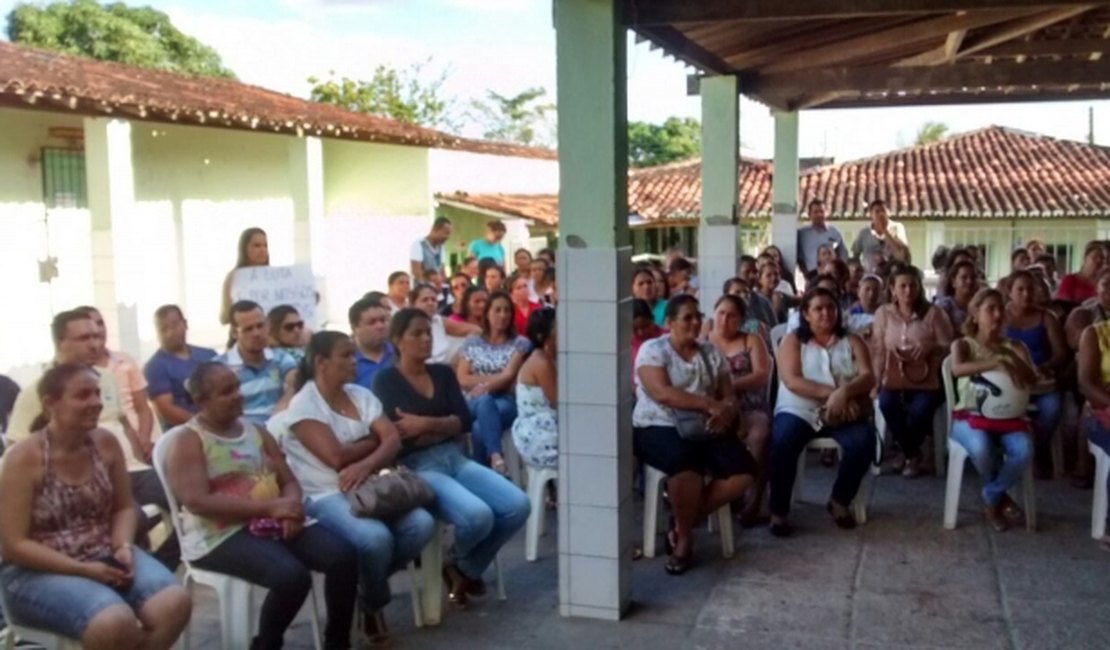 Demora no encaminhamento de projeto para reajuste preocupa professores de Limoeiro
