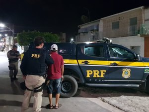 PRF prende homem com documento falso após acidente com viatura da PM