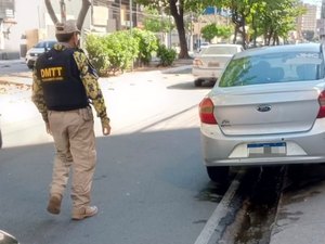 Condutor inabilitado é flagrado em veículo irregular na Ponta Verde
