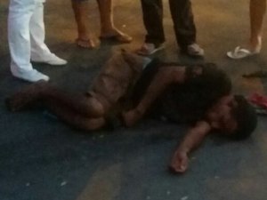 Homem é espancado por populares no centro de Arapiraca