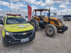 [Vídeo] Trator furtado de propriedade rural é abandonado na zona rural de Craíbas