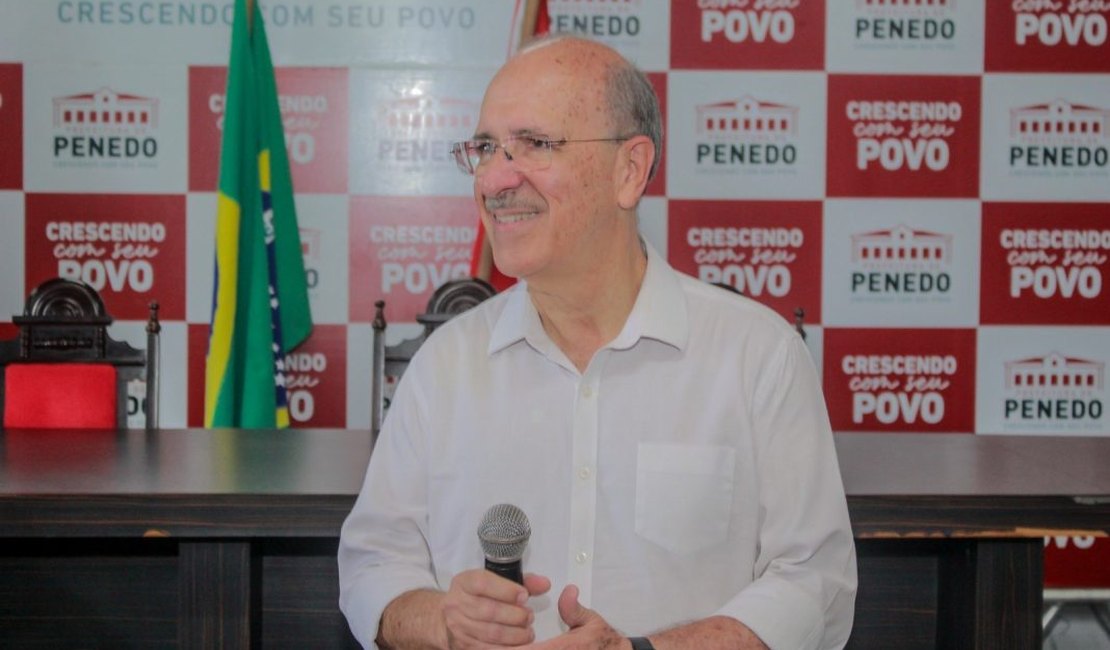 Prefeito Ronaldo Lopes sanciona lei de aumento salarial para todos servidores efetivos da Educação