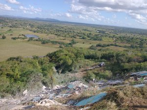 Caminhão com carga de tijolo tomba na Serra das Pias e deixa motorista em estado grave