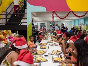 Com moradores da Vila Contente, Prefeitura realiza jantar de Natal no Restaurante Popular em Arapiraca