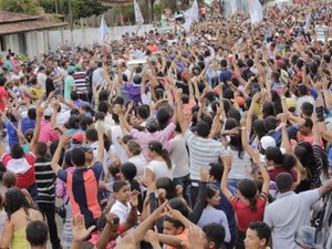 Caminhada de Arthur Albuquerque faz festa em povoados de Limoeiro