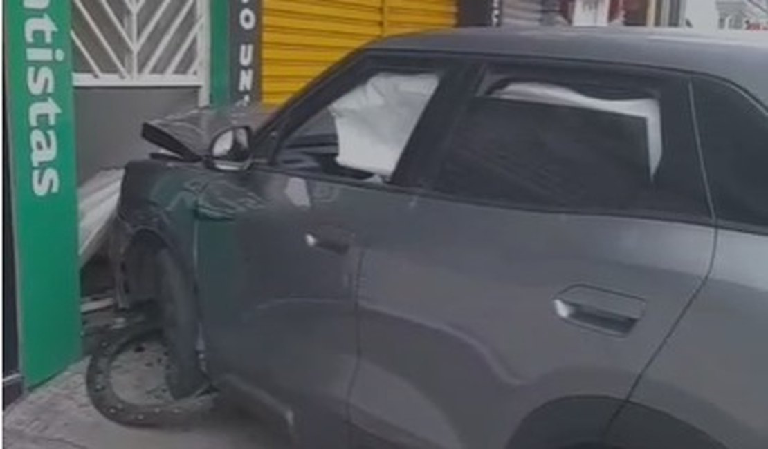 Carro perde o controle e invade clínica odontológica no Centro de Arapiraca