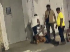 Homem é agredido por populares após ser acusado de assaltos em Arapiraca
