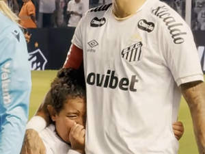 Menina se emociona ao entrar em campo e abraçar Neymar em jogo