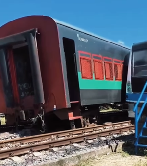 Trem antigo sai dos trilhos e colide contra VLT na Estação de Satuba