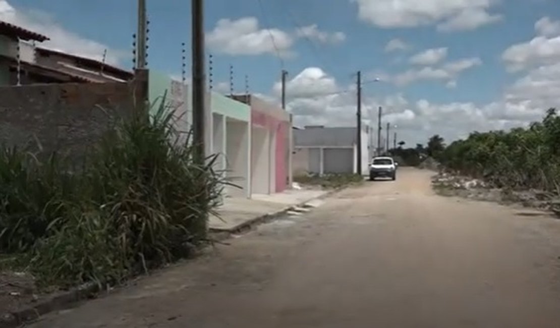 [Vídeo] Matagal e falta de segurança provocam reclamações entre moradores de loteamentos em Arapiraca