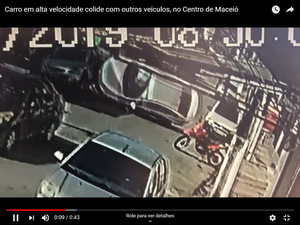 [Vídeo] Carro em alta velocidade provoca acidente no Centro de Maceió