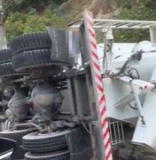 Caminhão betoneira tomba em trecho da Avenida Pierre Chalita, em Maceió