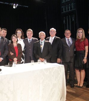 Em solenidade, Câmara Municipal concede Comenda e titulo de Cidadão de Arapiraca 