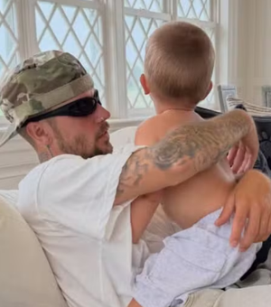 Justin Bieber compartilha fotos com o filho e tamanho do bebê impressiona web